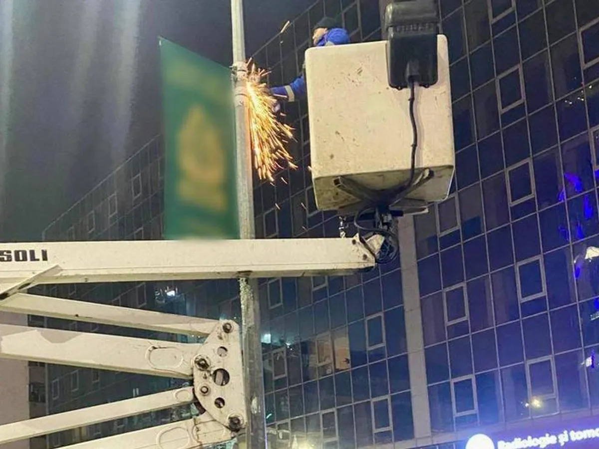 Primăria Capitalei a dat jos reclame ilegale prinse de stâlpii de iluminat public