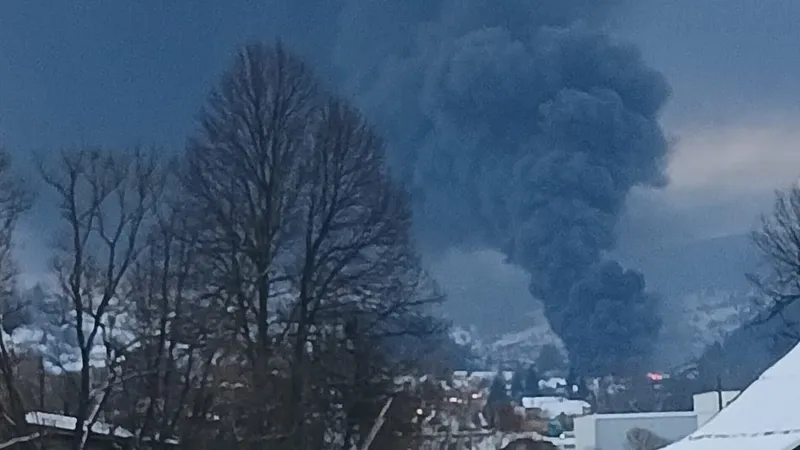 Incendiu violent la un depozit de cauciucuri. A fost trimis un mesaj Ro-Alert - Foto: ISU Suceava