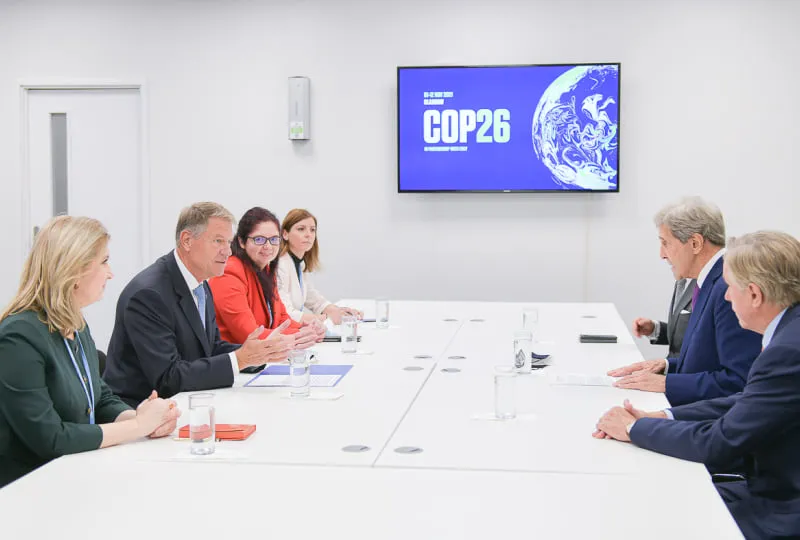 Klaus Iohannis a purtat discuții la #COP26 cu John Kerry, Reprezentantul Special al Președintelui Statelor Unite ale Americii pentru Climă  Foto: Presidency.ro