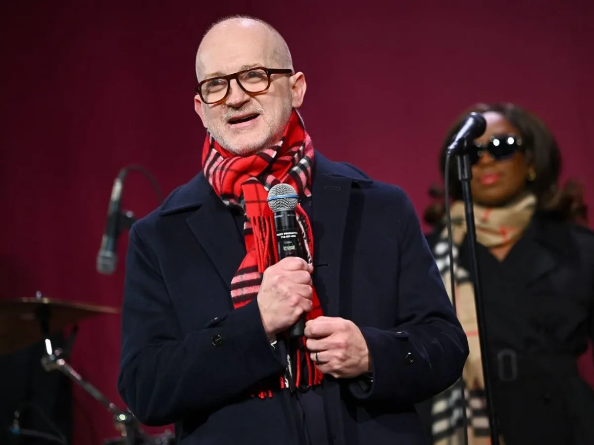Joshua Schulman, CEO-ul Burberry, la gât cu un fular de la firma pe care o conduce - Foto: Profimedia Image