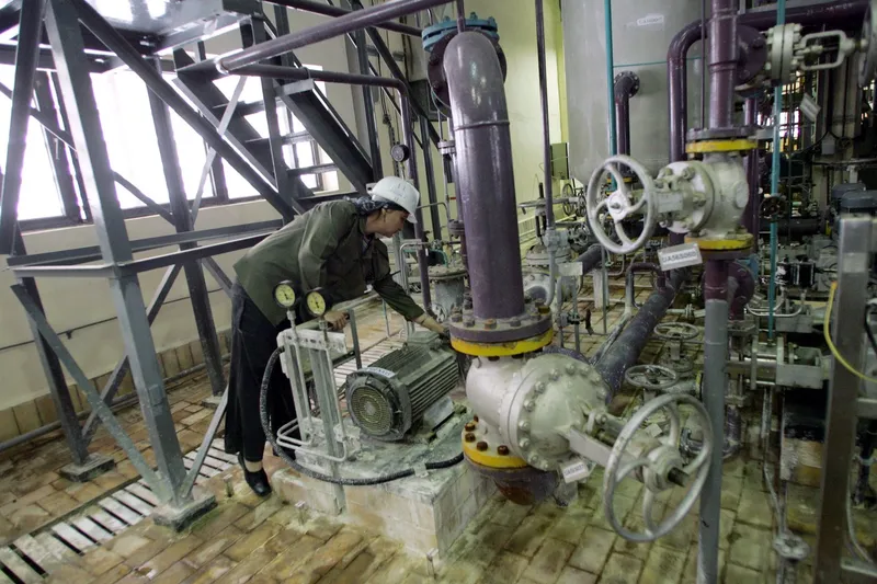 Muncitoare din Rusia verifică echipamentele din interiorul centralei nucleare Bushehr - Foto: Profimedia Images (imagine cu rol ilustrativ)