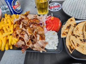 S-a scumpit prânzul în Thassos? Gyros la farfurie – 8 €, Salată grecească – 6 €, Burger – 9 € - Foto: Facebook/Forum Thassos