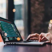De ce tot mai mulţi jucători aleg să îşi încerce norocul într-un live casino