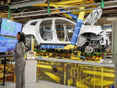 Linie de asamblare în uzina Dacia Pitești - Foto: Dacia