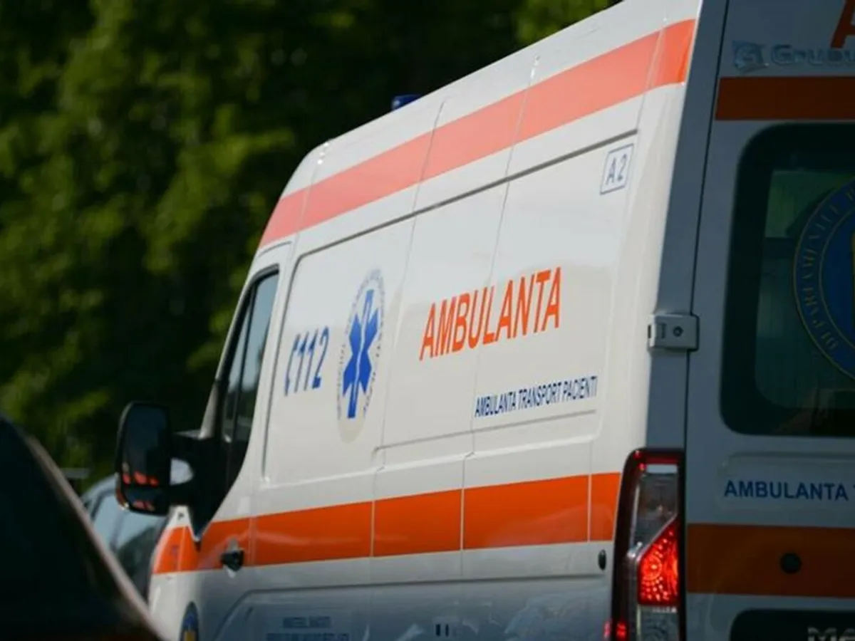 Un adolescent a fost lovit de o maşină, în timp ce traversa pe trotinetă, pe culoarea roşie a semaforului