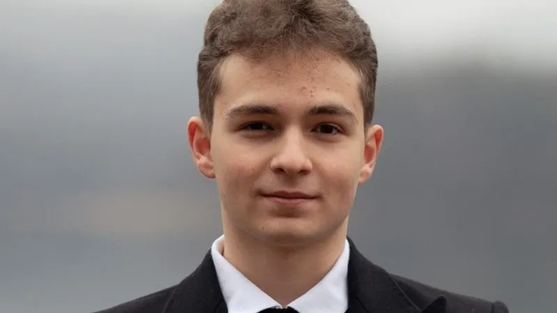 Un tânăr român de nota 10 a ajuns student la Universitatea Oxford. A obținut aurul la olimpiade Foto: emaramures.ro