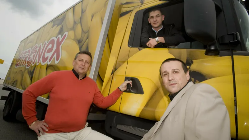 Artur Toronowski cu fiii săi Rafał Zarzecki și Robert Zarzecki (în cabină). - Foto: Forbes.pl