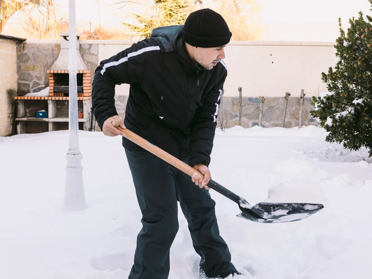 Bărbat care curăță curtea de zăpadă - Foto: Freepik (Imagine cu rol ilustrativ)