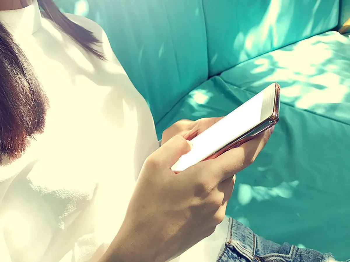 Femeie informându-se pe un smartphone - Foto: Pexels/Porapak Apichodilok