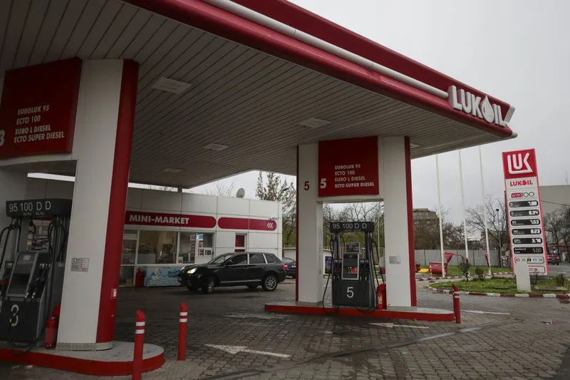 Benzinărie Lukoil din Bucureşti - Foto: INQUAM PHOTOS/Octav Ganea