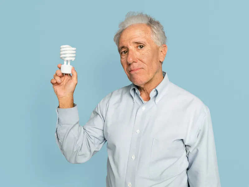 Pensionarii cu pensie mică vor plăti facturi de 2 ori mai mari. Când se alimentează card de energie - Foto; Freepik