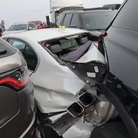 Peste 40 de autovehicule, implicate în accidente consecutive pe un pod. Ce au făcut șoferii - Foto: captură video
