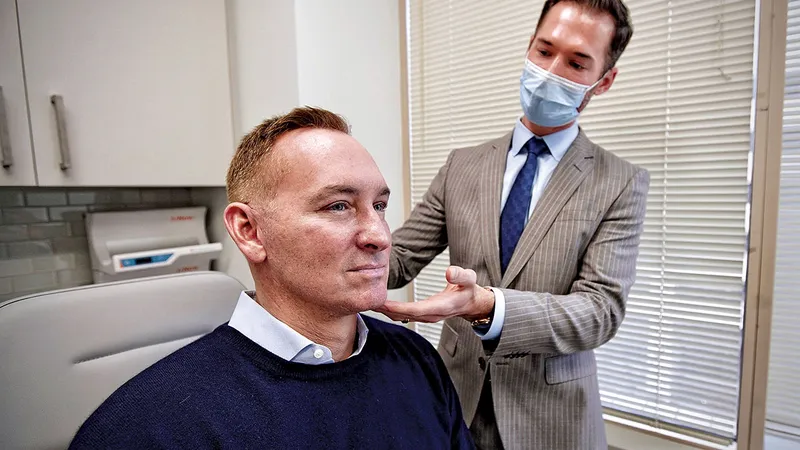 Procedurile de chirurgie cosmetică, cum ar fi acest lifting facial și ridicarea pleoapelor de către dr. Michael Somenek din Washington, D.C., au crescut cu 19 la sută din 2019, până în 2022