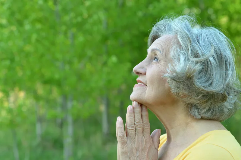 |Pensionară la pensie &icirc;n parc - Foto: Freepik