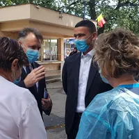 Prefectul de Brăila cu ministrul Sănătății, Nelu Tătaru, într-o vizită neanunțată la Spitalul Județean Brăila. FOTO: Facebook Cătălin Boboc