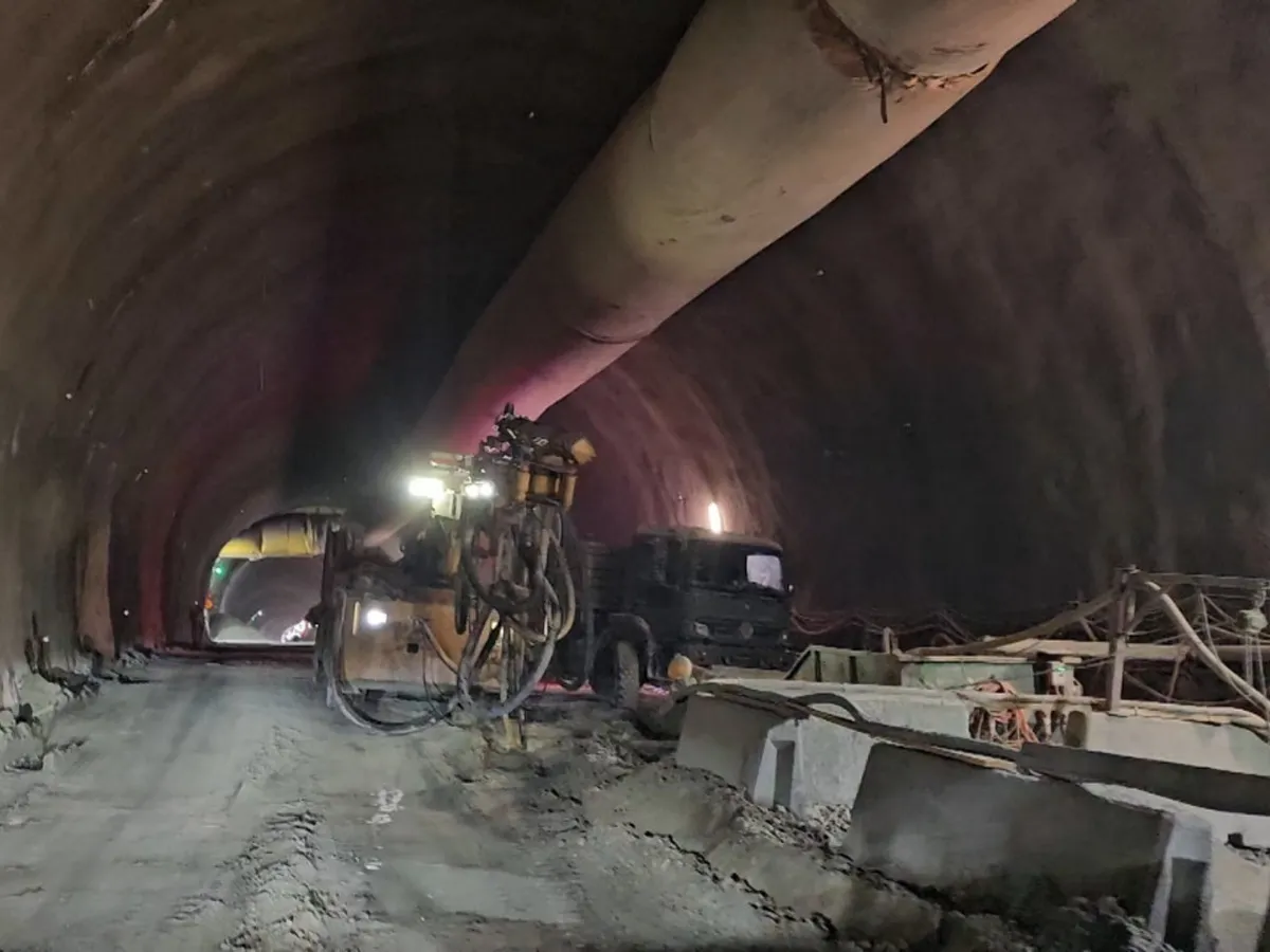 Unul dintre cele mai dificile proiecte rutiere din țară se apropie de final. 15 ani a durat un tunel Foto: observator