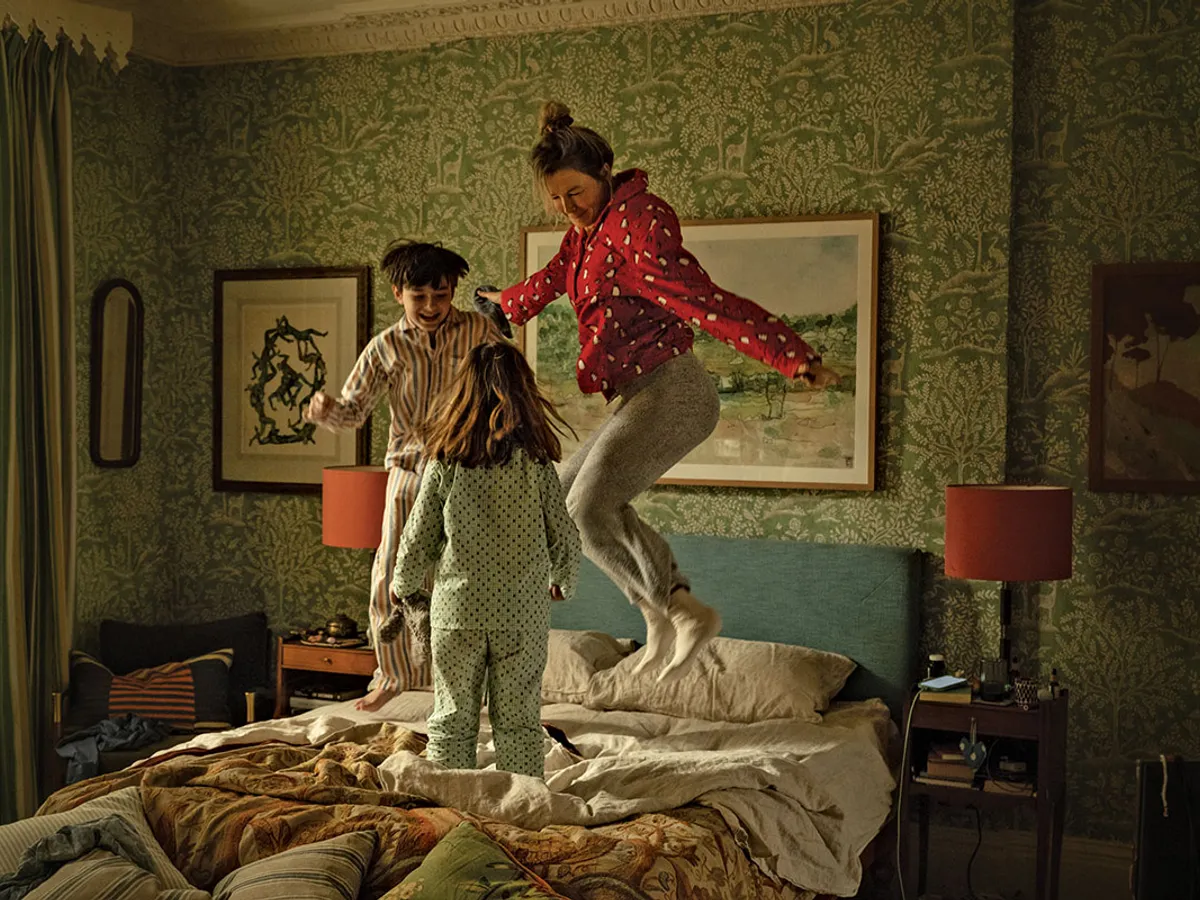 Copiii ei Billy (Casper Knopf) și Mabel (Mila Jankovic)