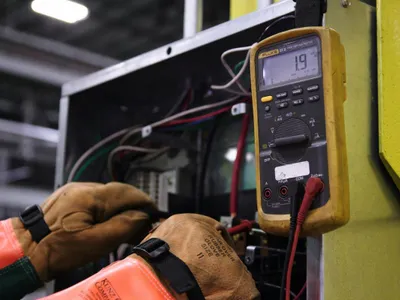 Electrician verificând un tablou de forţă - Foto: Pexels/Onics Energy