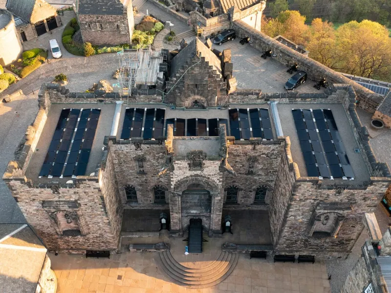 Stai într-o casă de patrimoniu, nu poți să pui panouri fotovoltaice dacă se văd. Regula, în UK - Foto: solarpowerportal.co.uk