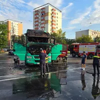VIDEO Accident cu un camion și două mașini, într-o intersecție din Iași, urmat de un incendiu - Foto: bzi.ro