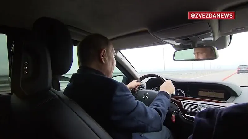 Preşedintele rus Vladimir Putin a condus pe podul Kerci din Peninsula Crimeea. / Foto: captură video