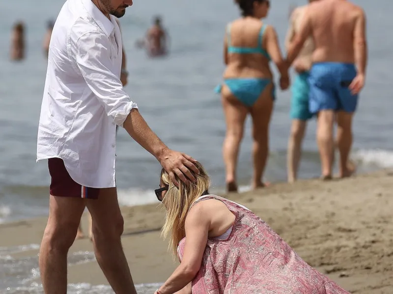 Imagini cu Giorgia Meloni pe plajă. Cum s-a relaxat împreună cu partenerul înaintea alegerilor din Italia Foto: Profimediaimages