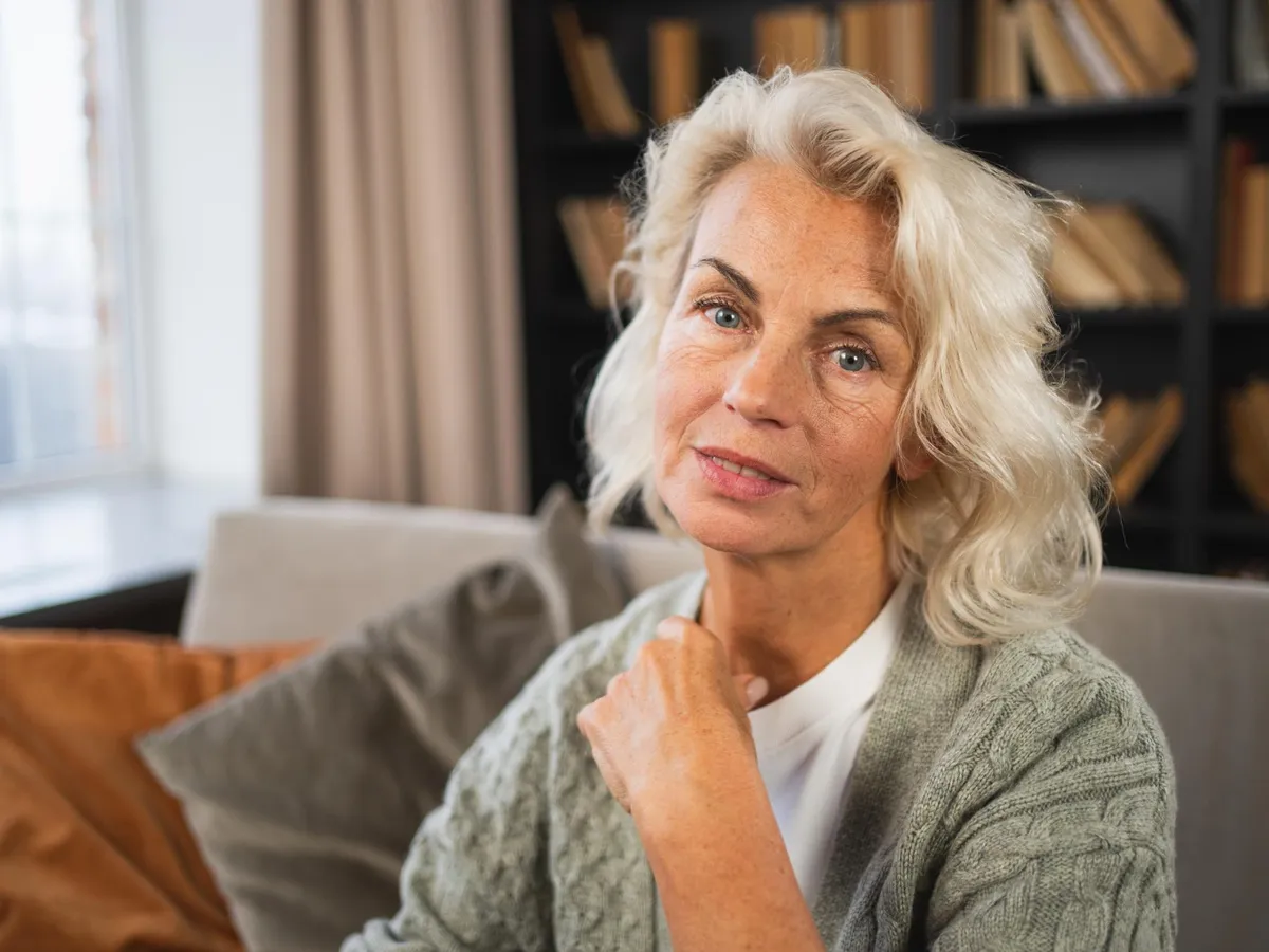 Pnesionară la pensie în living - Foto: Freepik