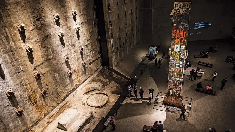 TRIBUT Muzeul Național Memorialul 9/11 din New York, cu afișaje multimedia, arhive, narațiuni și artefacte care spun povestea.