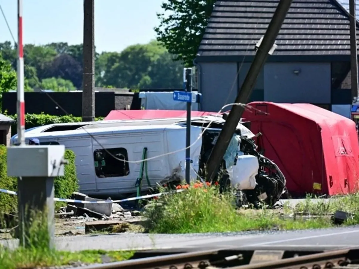 Mai mulţi morţi în Belgia, după ce un tren a lovit un autocar şcolar cu şapte elevi - Foto: News.ro