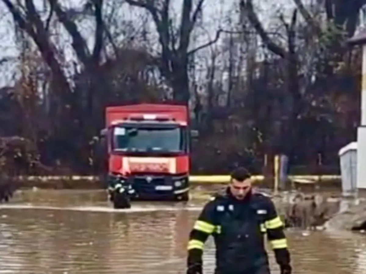 Inundaţii în municipiul Piteşti, după ieşirea din matcă a Râului Doamnei
