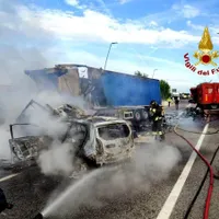 Șofer român de TIR, mort pe un drum din Italia. Camionul i-a luat foc după un accident  - Foto: Vigile di Foco / imagine rol ilustrativ