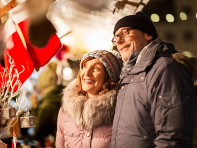 Cuplu la un Târg de Crăciun - Foto: Freepik (Imagine cu rol ilustrativ)