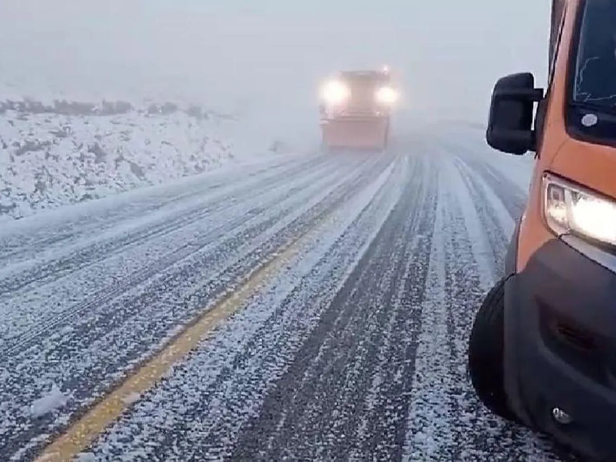 b1TV: A nins în România. Utilajele au intervenit de urgență pe un drum național