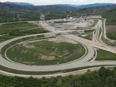 Lucrările pe cel mai greu segment al celei mai așteptate autostrăzi din România, la 73% - Foto: captură video