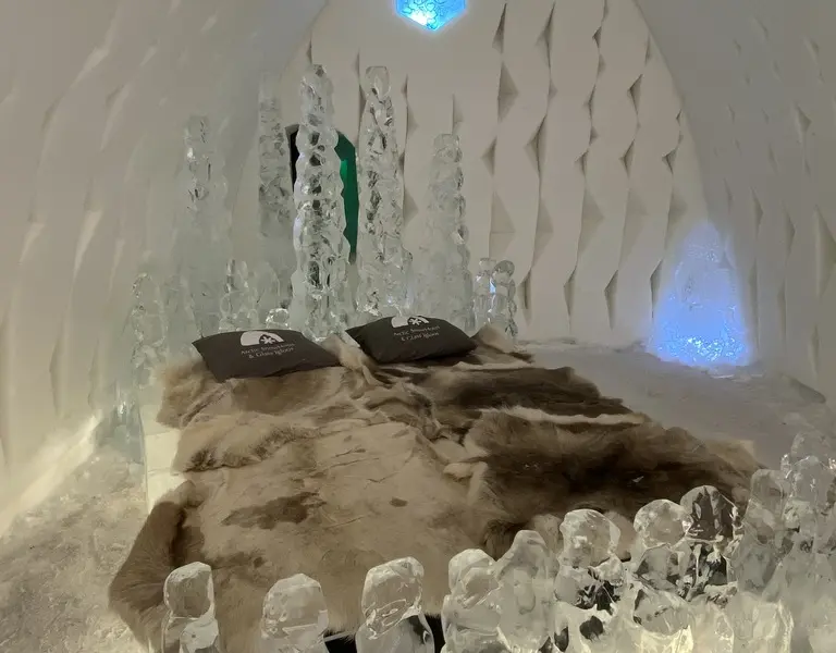 La Arctic SnowHotel puteți dormi pe un pat din gheață. / Foto: Newsweek România