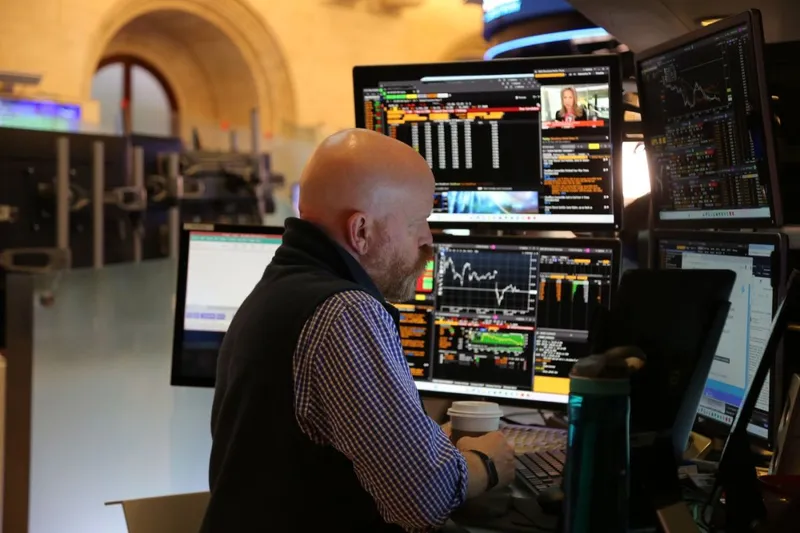 Trader urmărind cursul acţiunilor, la Nasdaq - Foto: Profimedia Images