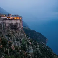 Un român a fost împușcat pe Muntele Athos de un preot care voia să tragă într-o pisică. Picioarele i-ar putea fi amputate - Foto: Arhivă / imagine cu caracter ilustrativ