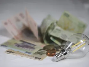De ce au depus zeci de mii de români cereri, ca să primească fiecare câte 50 de lei? - Foto: INQUAM PHOTOS/Ioana Fredi-Avram