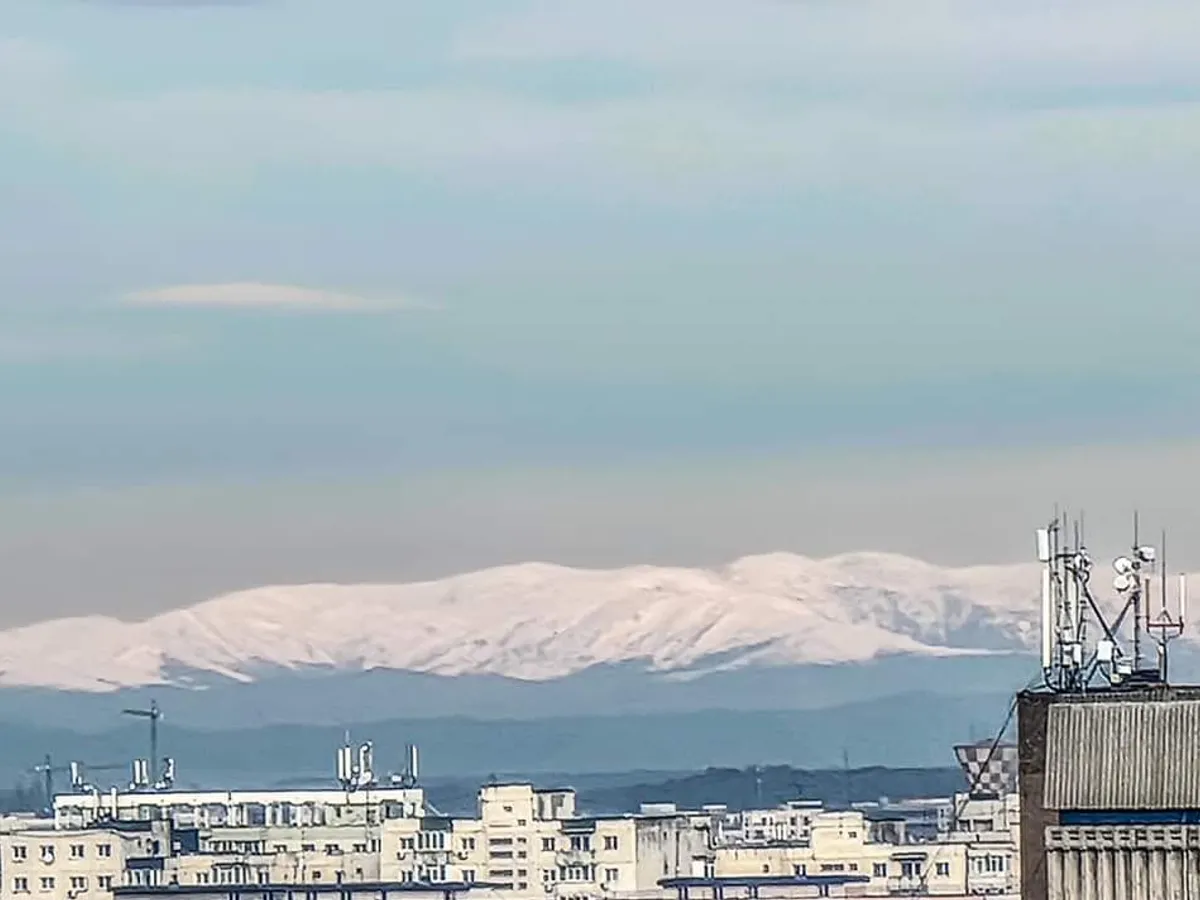 Munții Carpații văzuți din Capitală