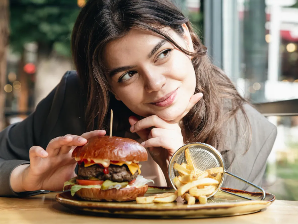 Amendă 55 € pentru o femeie care a mâncat un kebab în mașina ei, pe un drum de țară. Ce făcuse greșit?