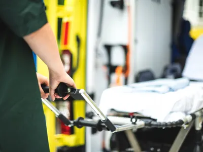 Paramedicii la lucru cu o ambulanță - Foto: Magnific.com (Imagine cu rol ilustrativ)