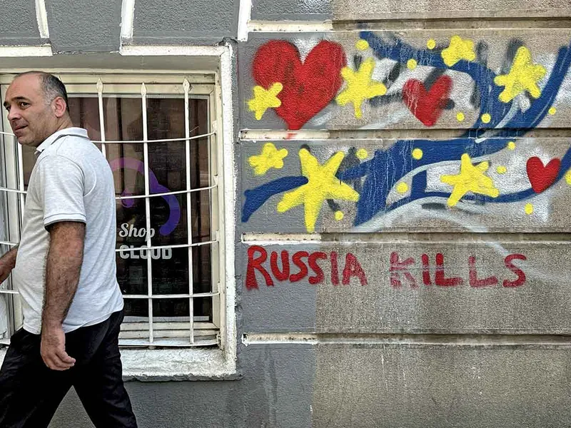 ANIMOZITATE PERSISTENTĂ Graffiti-urile anti-Rusia, văzute pe un zid din capitala Tbilisi, în iulie 2024, demonstrează sentimentele actuale din Georgia față de Moscova