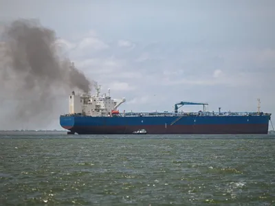 Un petrolier îşi aşteaptă rândul să fie încărcat cu ţiţei brut, pe Lacul Maracaibo - Foto: Profimedia Images