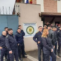 Angajați ai penitenciarului de la Codlea/FOTO: bzb.ro