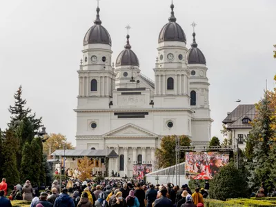 Pelerinaj electoral, la moaștele Sfintei Parascheva. 6 candidați la președinție merg la liturghie - Foto: INQUAM PHOTOS / Casian Mitu - Imagine cu rol ilustrativ