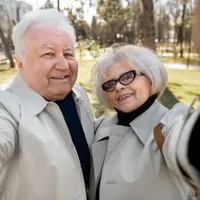 Cine sunt pensionarii care iau bani mai mulți la pensie în februarie? Când se virează banii? - Foto: Freepik