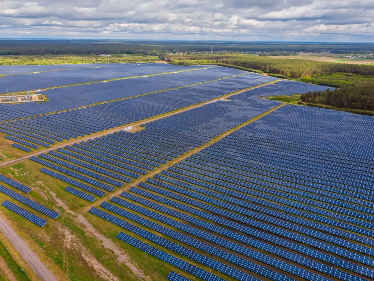 Centrală de panouri fotovoltaice - Foto: Magnific.com/Oleksandr Ryzhkov