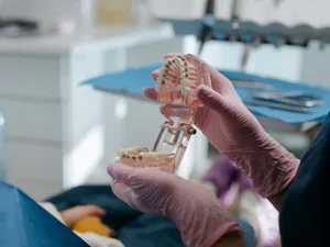 Fabrica de dinți de la Miroslava, Drăghici Dental, ajunge în rețeaua unui lider european - Foto: Pexels/cottonbro studio