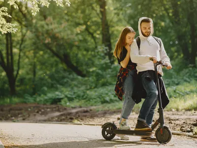 Fată de 14 ani, în comă. A „zburat” de pe trotineta electrică condusă de un băiat. Ce s-a întâmplat? - Foto: Freepik (Imagine cu rol ilustrativ)