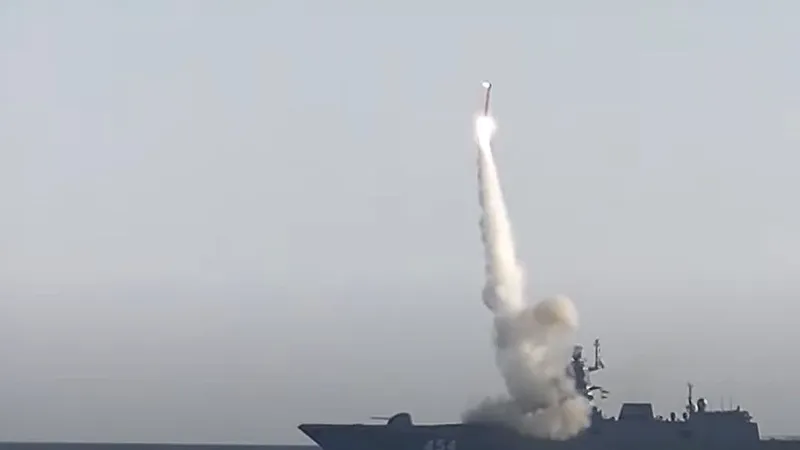 Arma aşa-zis invincibilă a lui Putin, o mare păcăleală. Trebuie să încetinească mult lângă ţintă - Foto: captură YouTube/россия военные